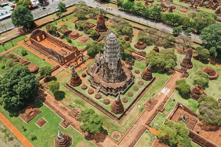 Luftaufnahme der antiken Tempelruinen von Ayutthaya mit gepflegten grünen Rasenflächen